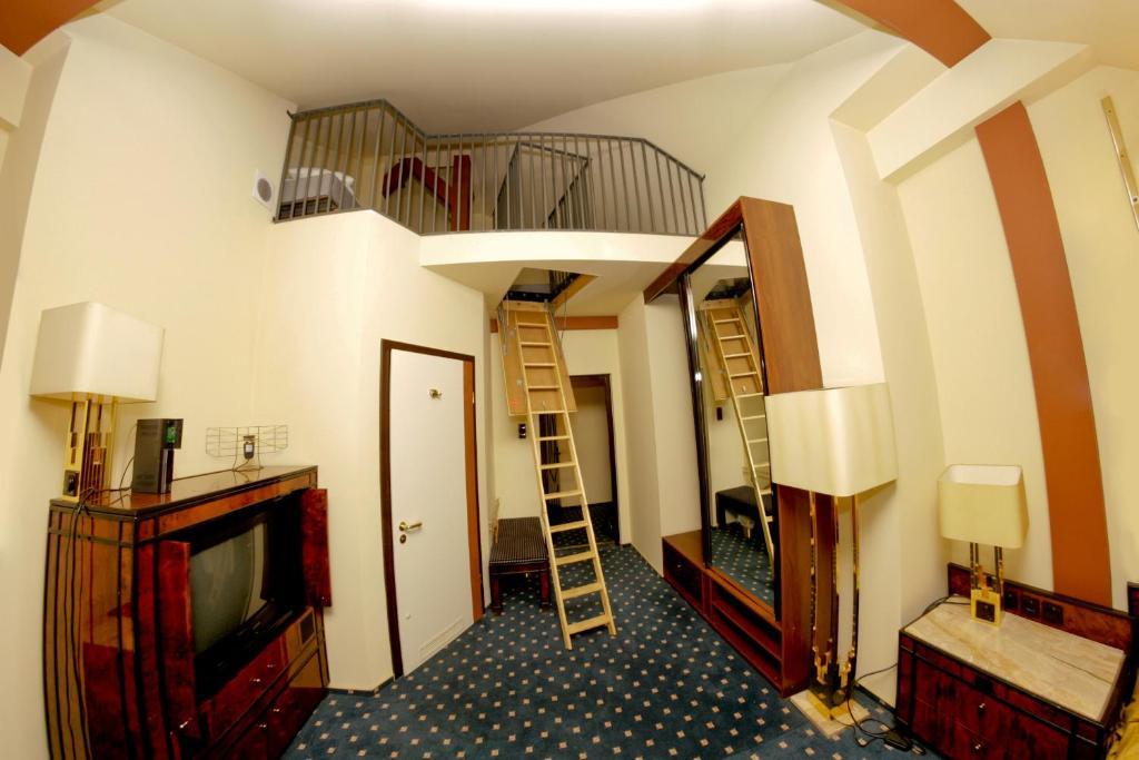 Hotel Podzamcze Тарнув Экстерьер фото