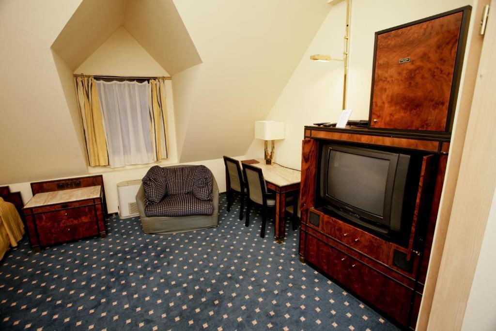 Hotel Podzamcze Тарнув Экстерьер фото