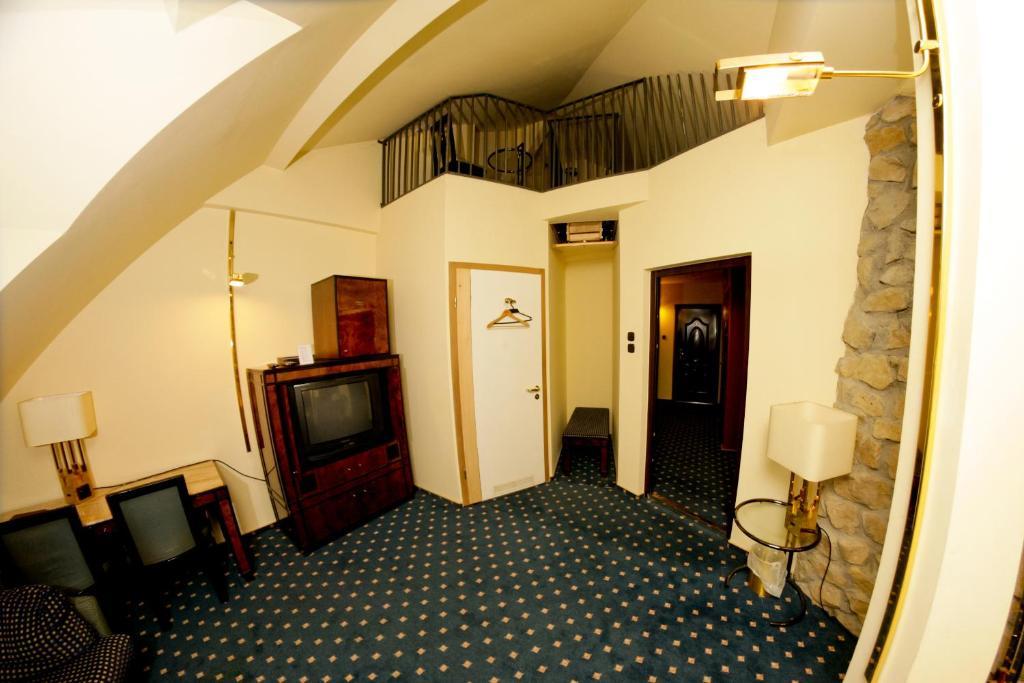 Hotel Podzamcze Тарнув Экстерьер фото