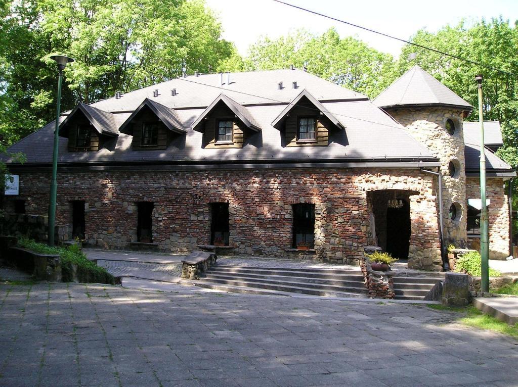 Hotel Podzamcze Тарнув Экстерьер фото