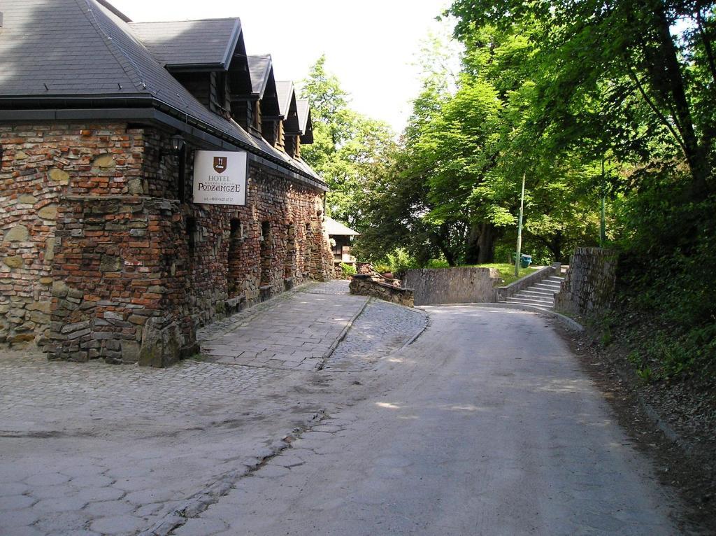 Hotel Podzamcze Тарнув Экстерьер фото