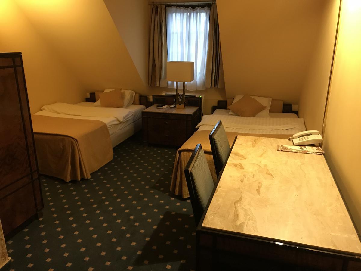Hotel Podzamcze Тарнув Экстерьер фото