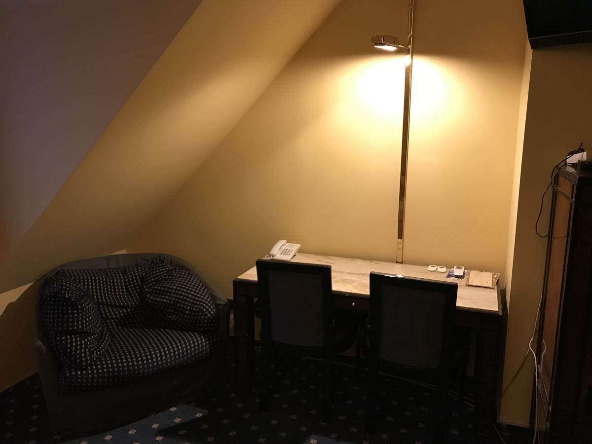 Hotel Podzamcze Тарнув Экстерьер фото