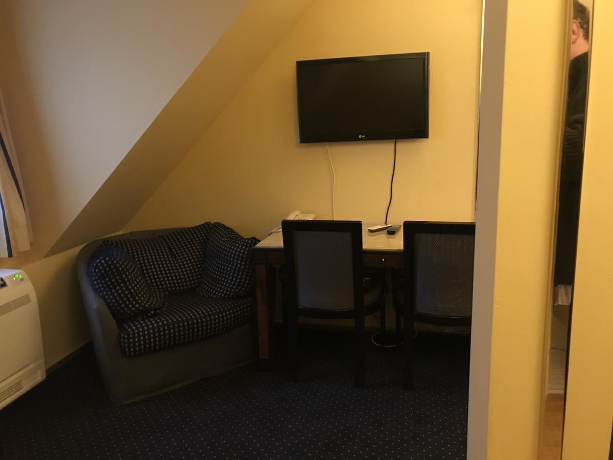 Hotel Podzamcze Тарнув Экстерьер фото