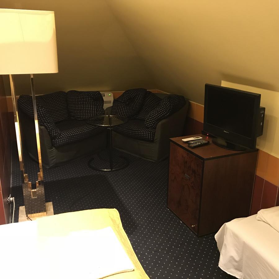 Hotel Podzamcze Тарнув Экстерьер фото