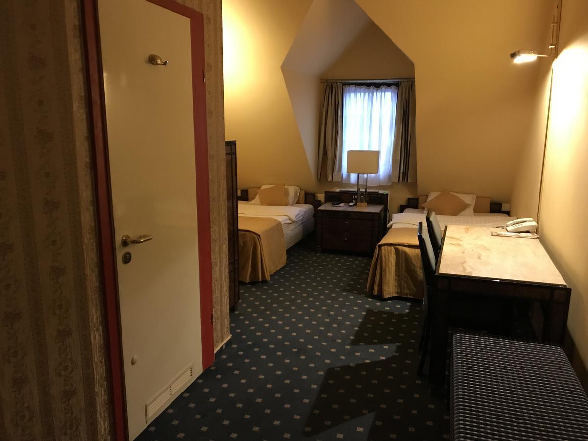 Hotel Podzamcze Тарнув Экстерьер фото