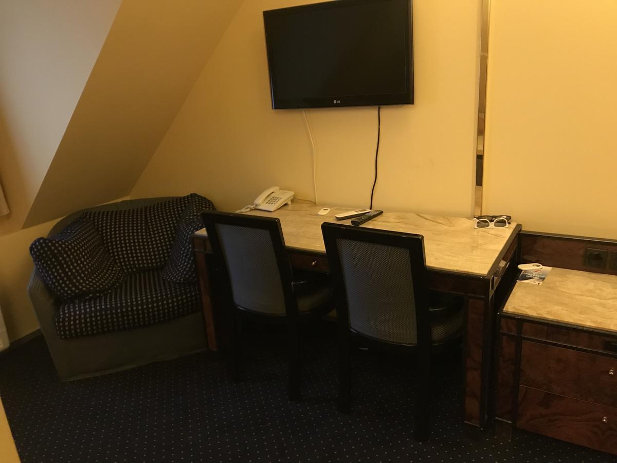 Hotel Podzamcze Тарнув Экстерьер фото