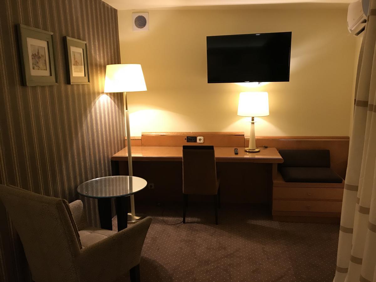 Hotel Podzamcze Тарнув Экстерьер фото