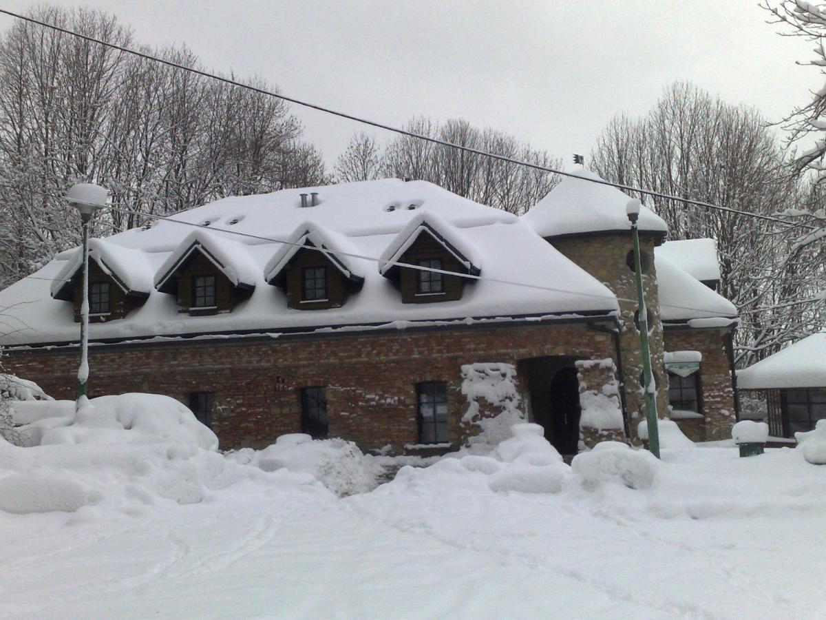 Hotel Podzamcze Тарнув Экстерьер фото